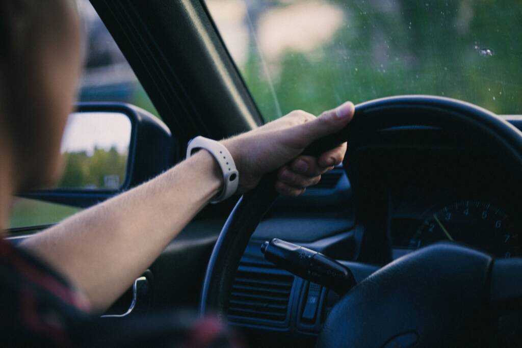 Keuringsarts bespreekt epilepsie rijbewijs met een keurling in een professionele spreekkamer