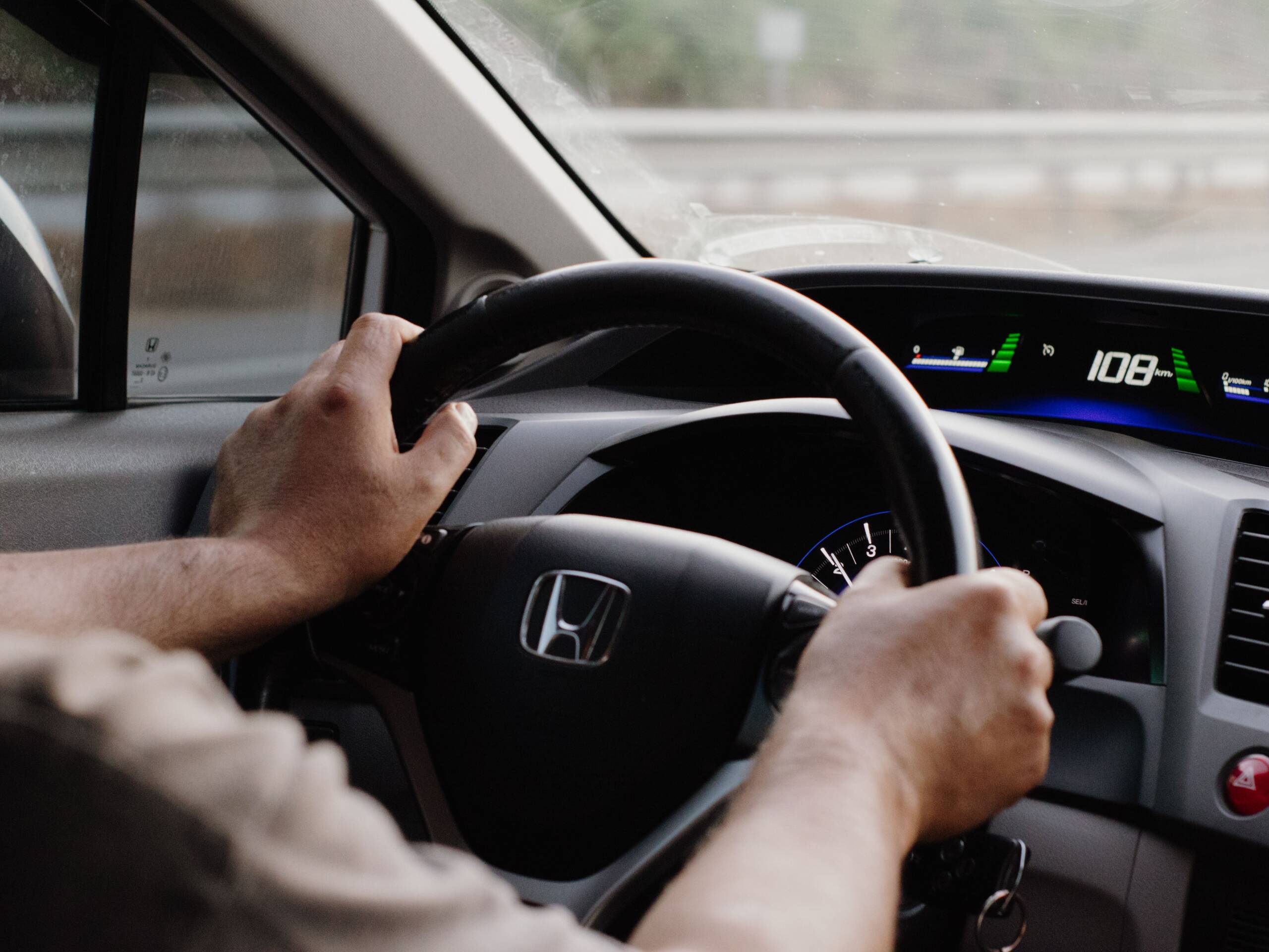 Keuringsarts bespreekt nierziekte en rijbewijs met een oudere bestuurder tijdens een rijbewijskeuring