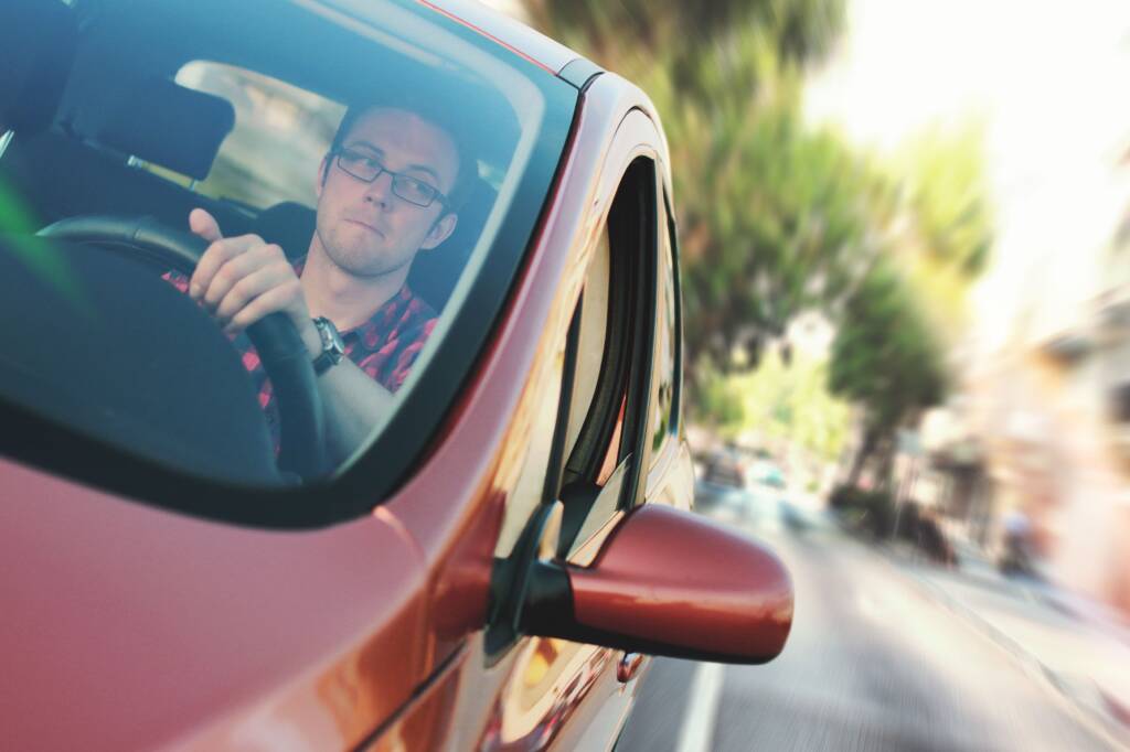 Keuringsarts bespreekt schildklier rijbewijs CBR met een keurling in een professionele spreekkamer